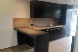 Cuisine inox, noir et beige